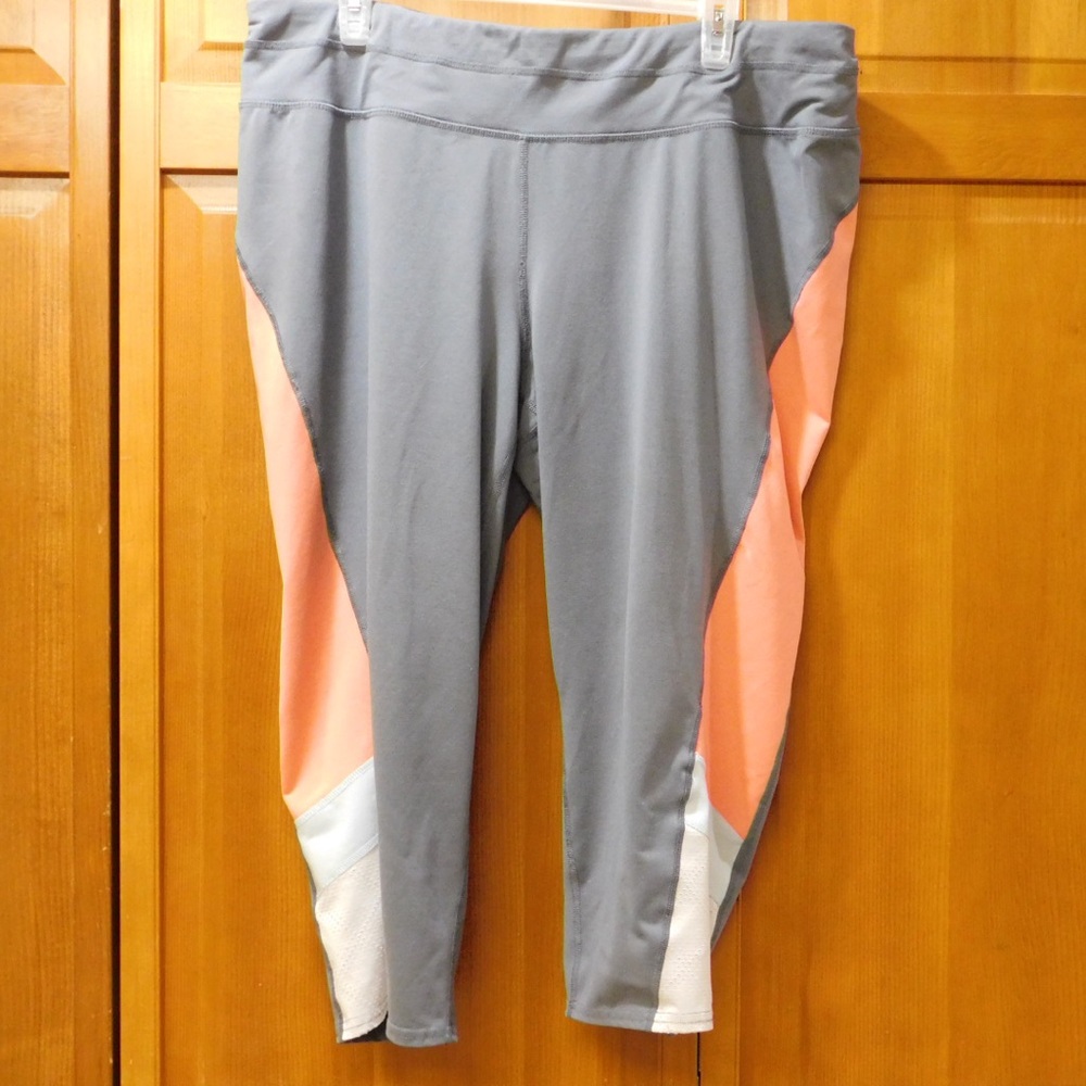Avenue exercise leggings sz 18/20. Gently worn. Peach, gray and white.
